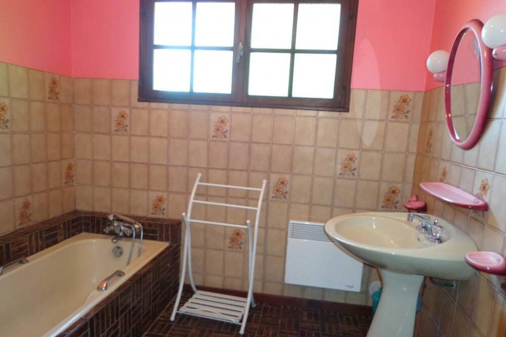 Photo of Bathroom in Mugron