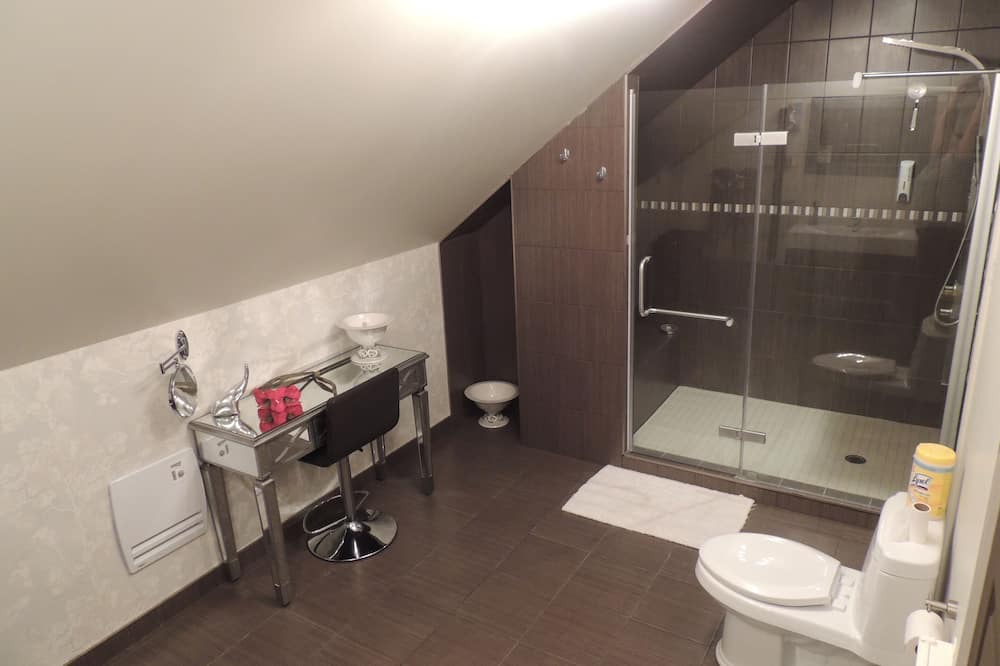 Photo of Bathroom in Larouche
