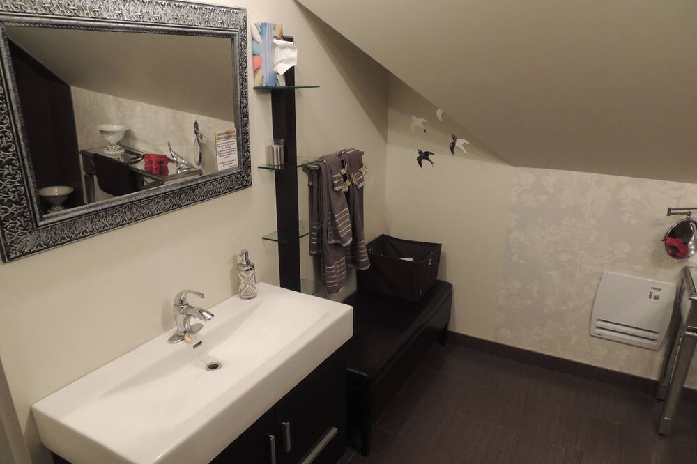 Photo of Bathroom in Larouche