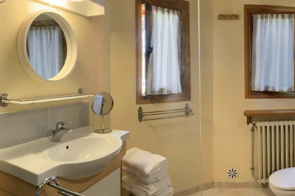Photo of Bathroom in Pontonx-sur-l'Adour