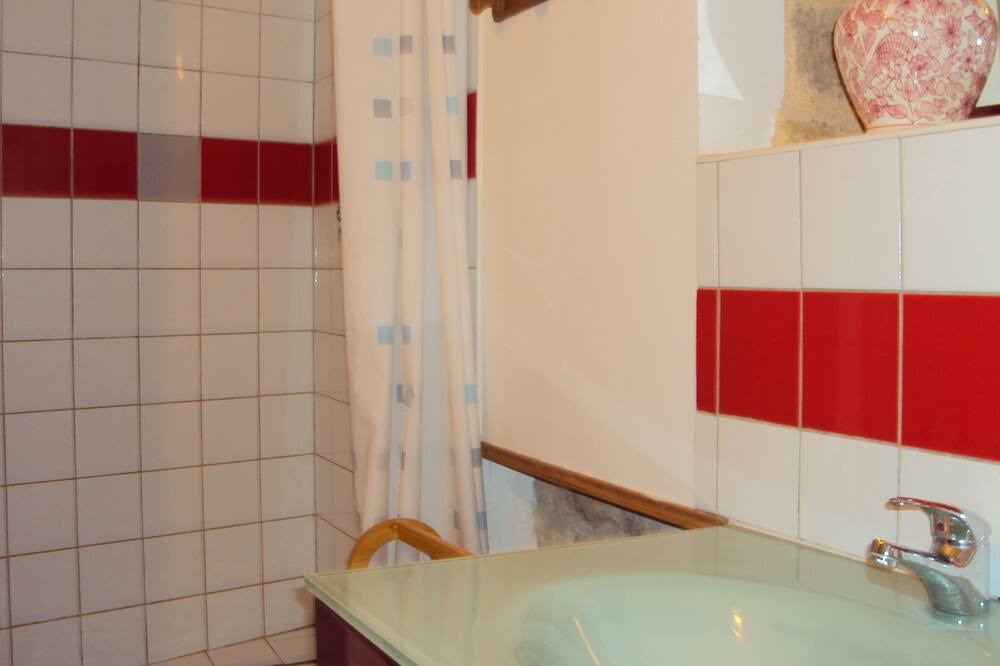 Photo of Bathroom in Tourbes