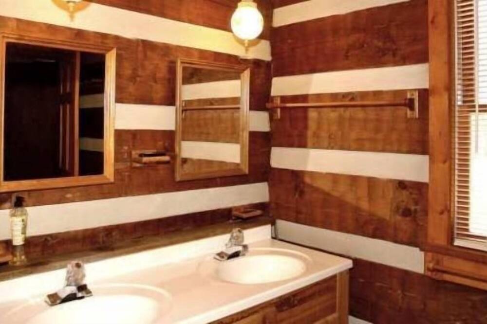 Photo of Bathroom in Cosby