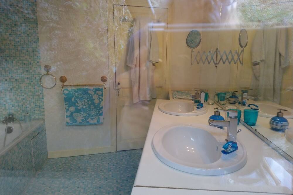 Photo of Bathroom in Vouvray