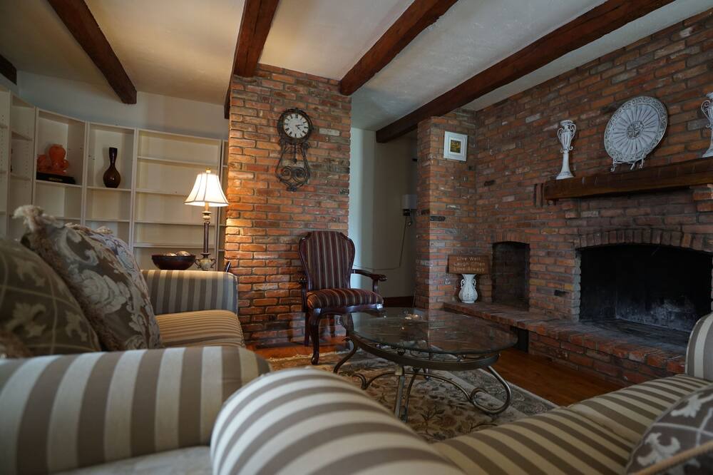 Photo of Livingroom in Niagara Falls