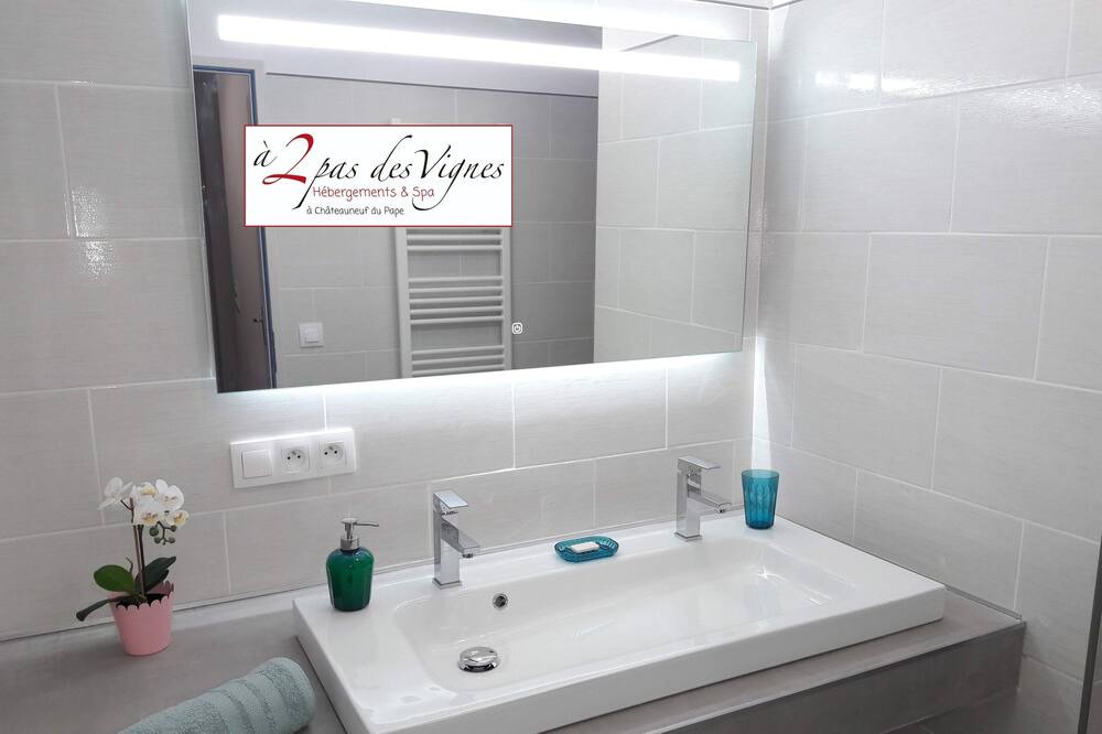 Photo of Bathroom in Chateauneuf-du-Pape