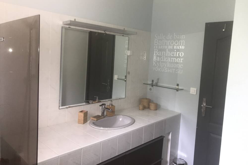 Photo of Bathroom in Carquefou