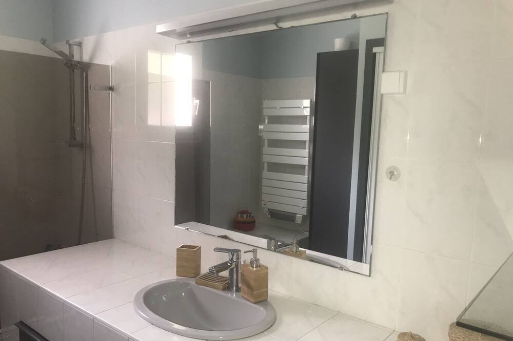 Photo of Bathroom in Carquefou