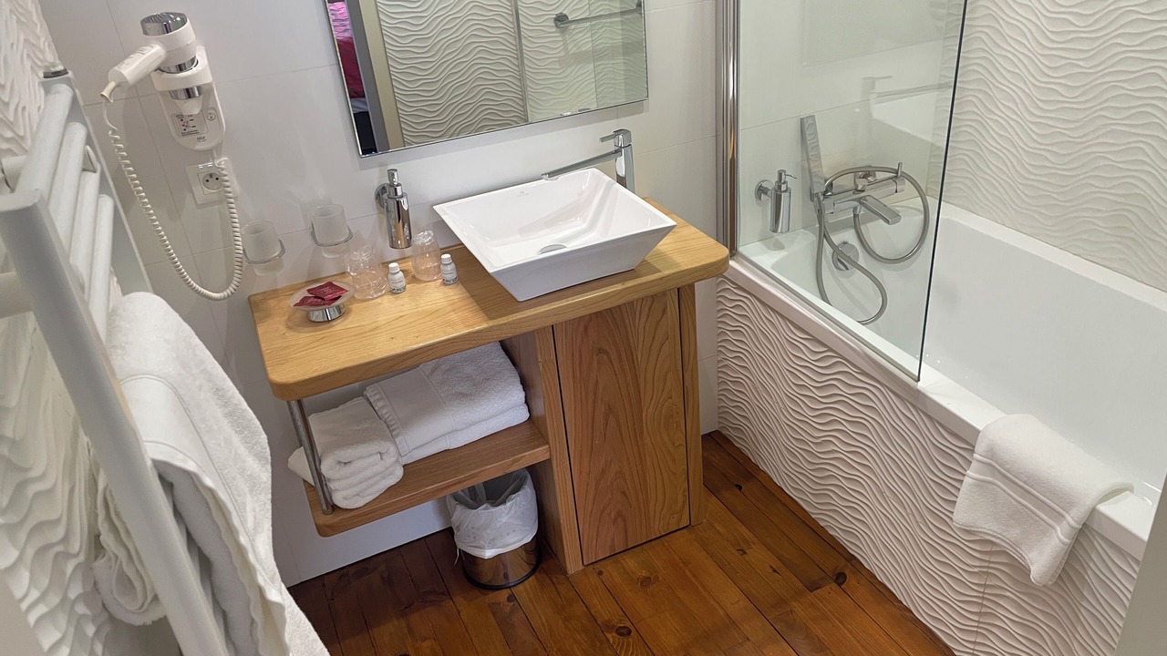 Photo of Bathroom in Pontorson