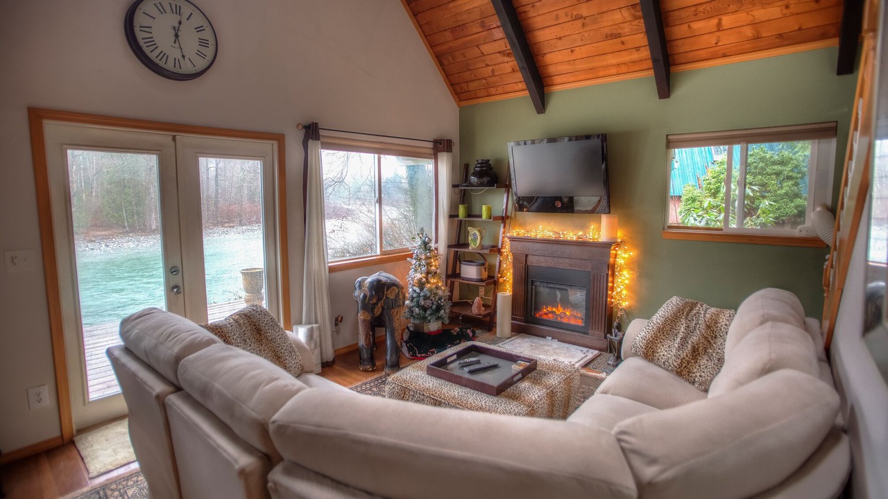 Photo of Livingroom in Gold Bar