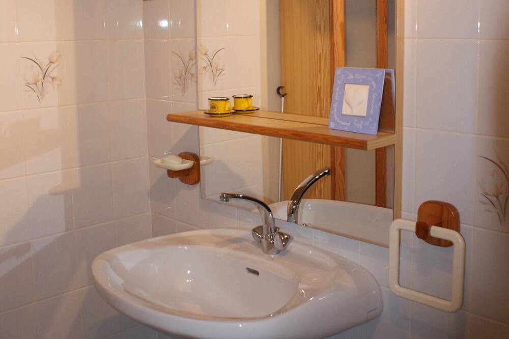 Photo of Bathroom in Castillon - Pujols Intercommunalite