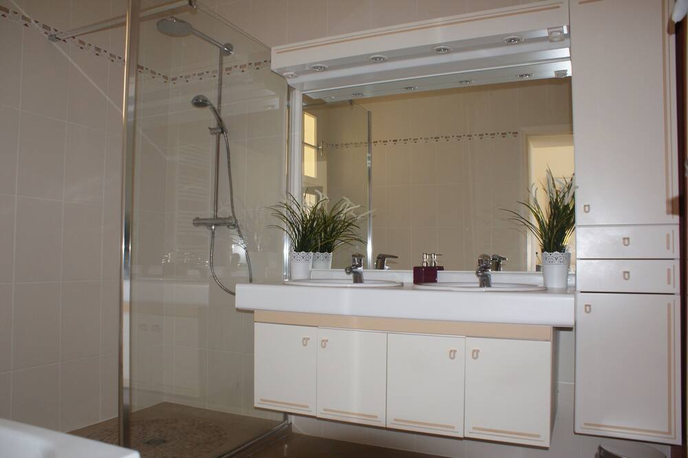 Photo of Bathroom in Castillon - Pujols Intercommunalite
