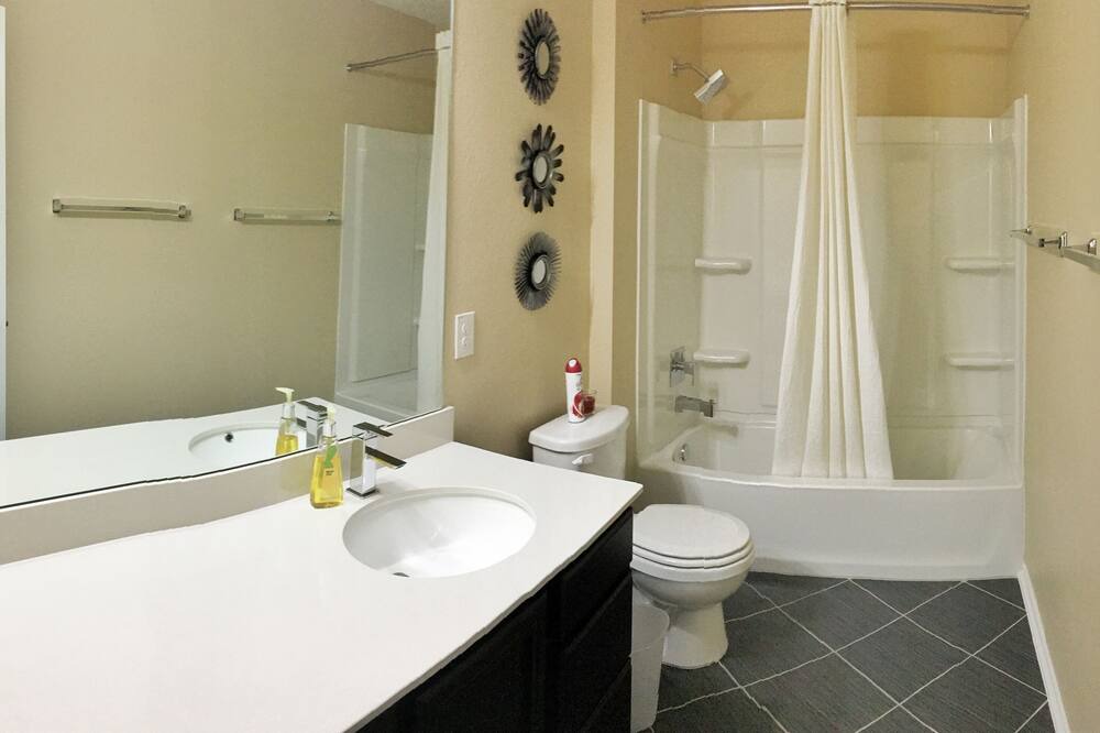 Photo of Bathroom in Del Valle