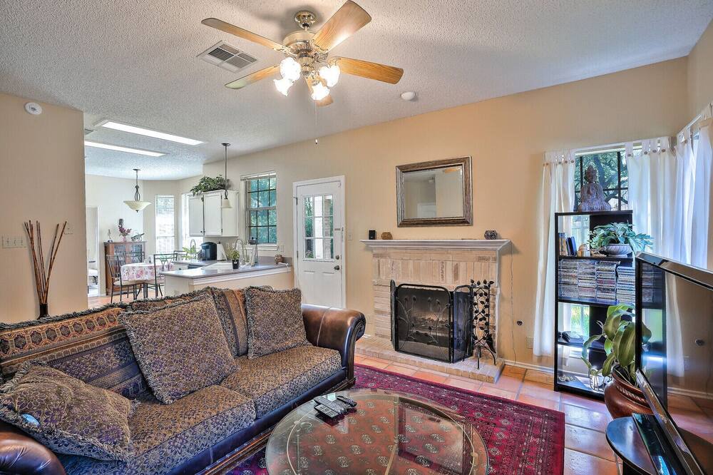 Photo of Livingroom in McNeil