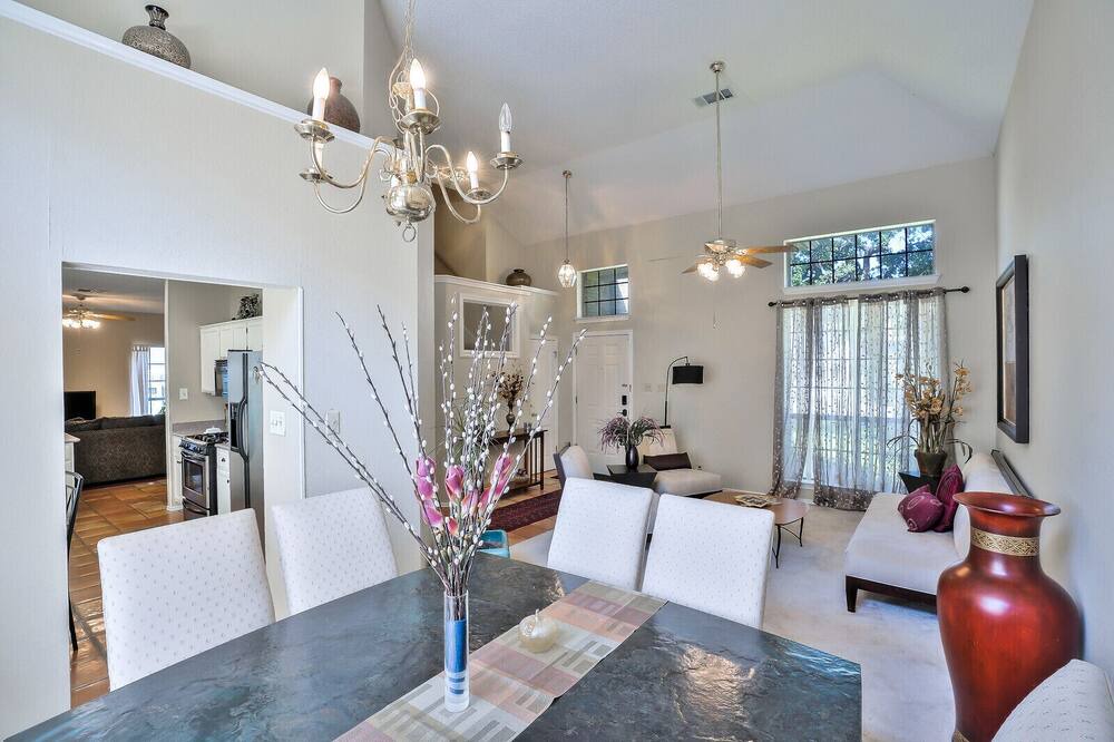 Photo of Livingroom in McNeil