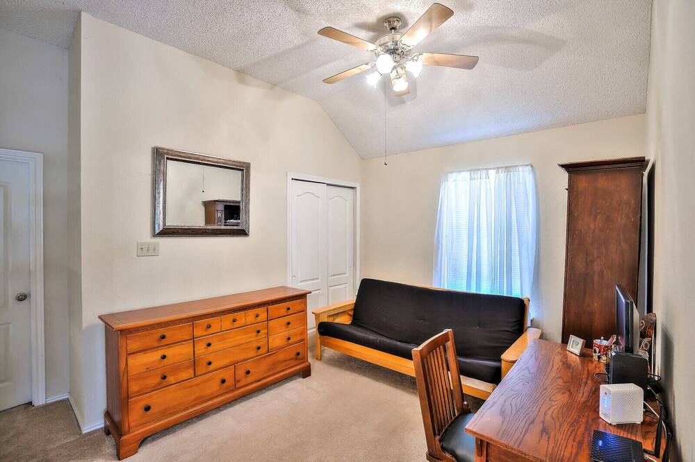 Photo of Livingroom in McNeil