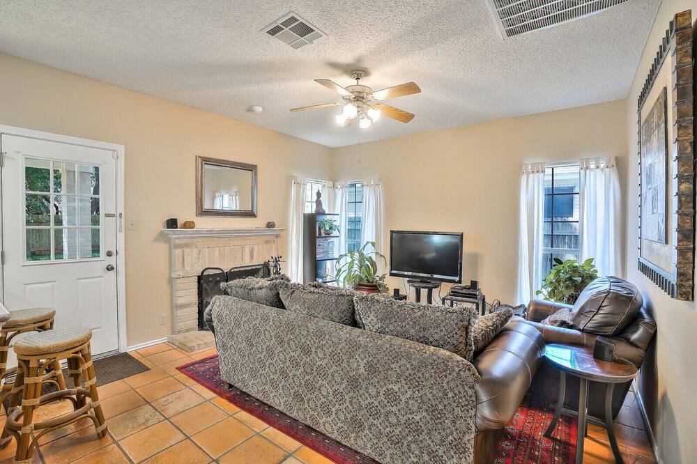 Photo of Livingroom in McNeil