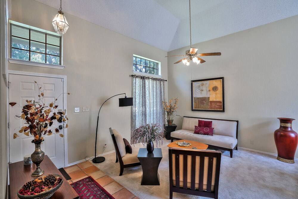 Photo of Livingroom in McNeil