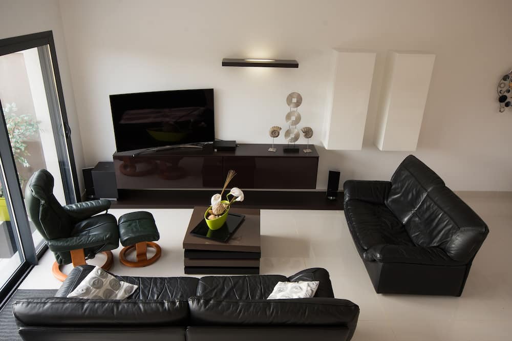 Photo of Livingroom in Ay