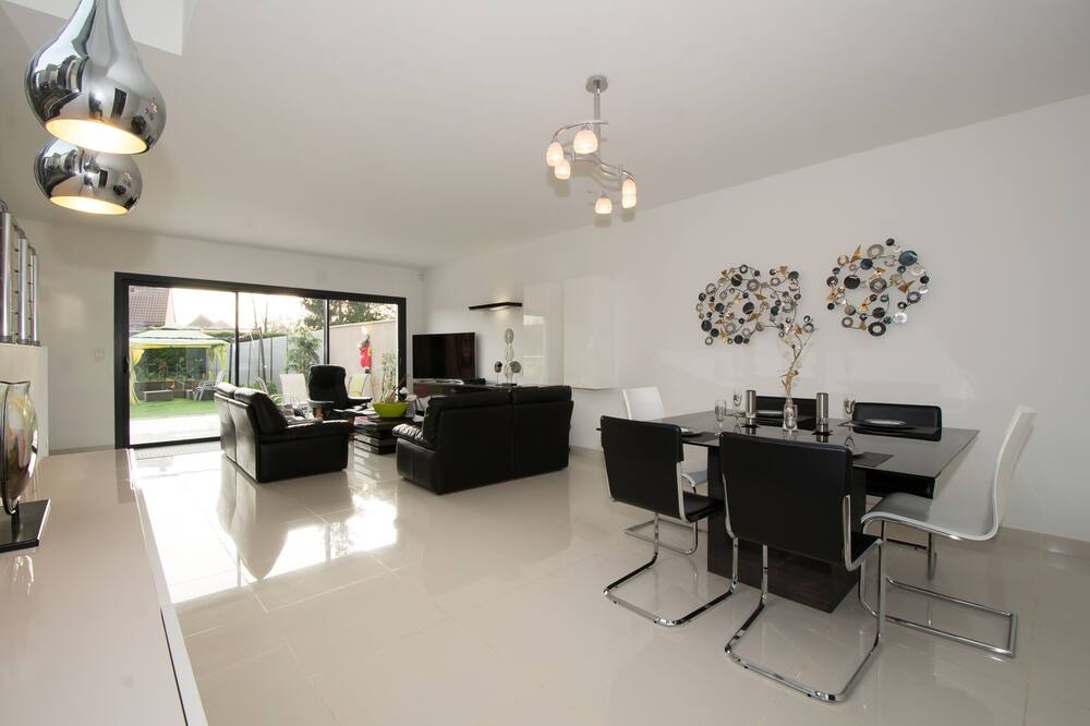 Photo of Livingroom in Ay