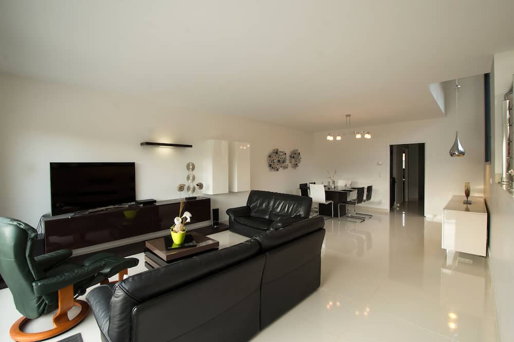 Photo of Livingroom in Ay