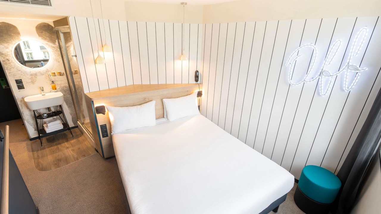 Photo of Bedroom in Republique–Point-du-Jour