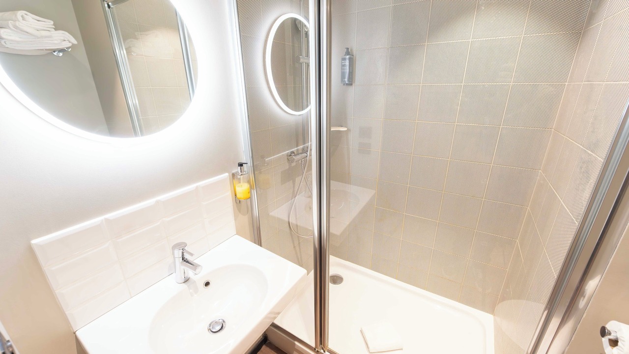 Photo of Bathroom in Republique–Point-du-Jour