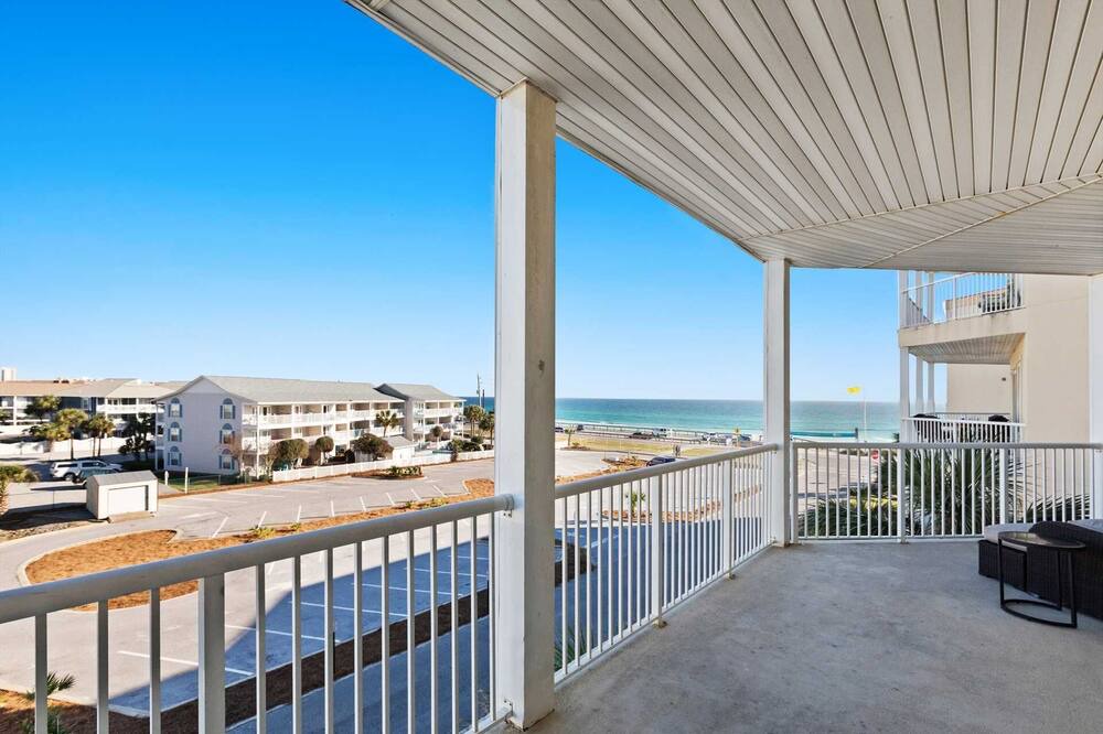 Photo of Patio Balcony in Avalon Beach Estates