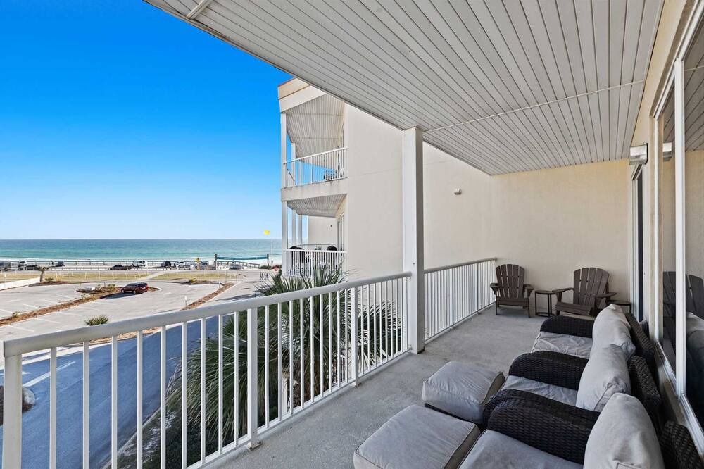 Photo of Patio Balcony in Avalon Beach Estates