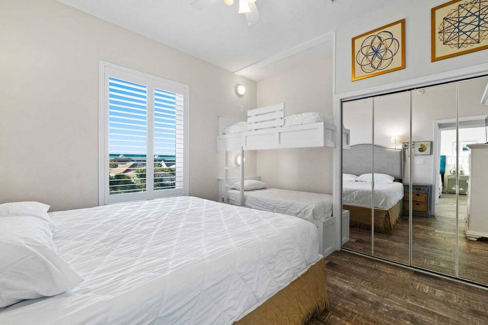 Photo of Others in Avalon Beach Estates