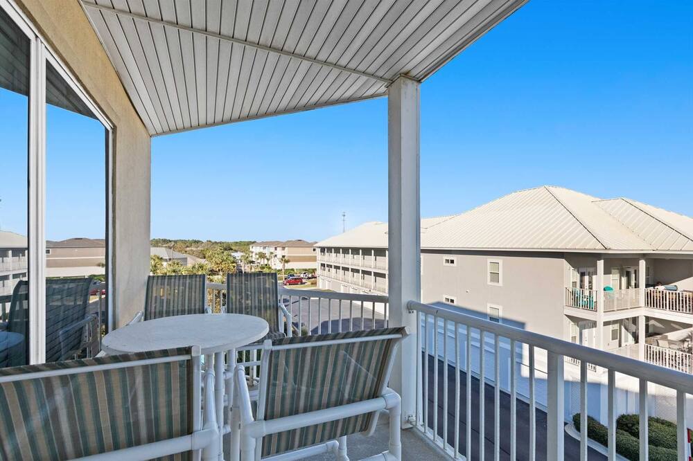 Photo of Patio Balcony in Avalon Beach Estates