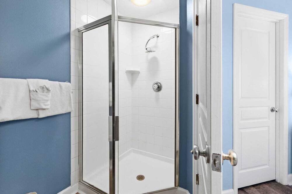 Photo of Bathroom in Avalon Beach Estates