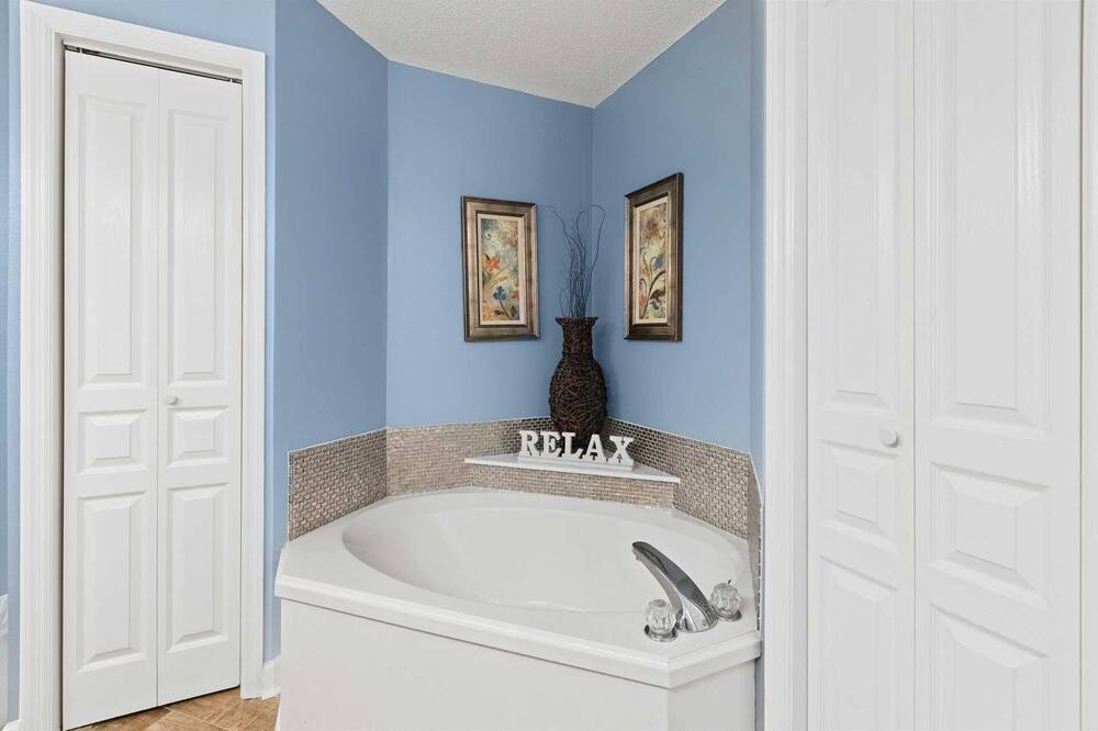 Photo of Bathroom in Avalon Beach Estates