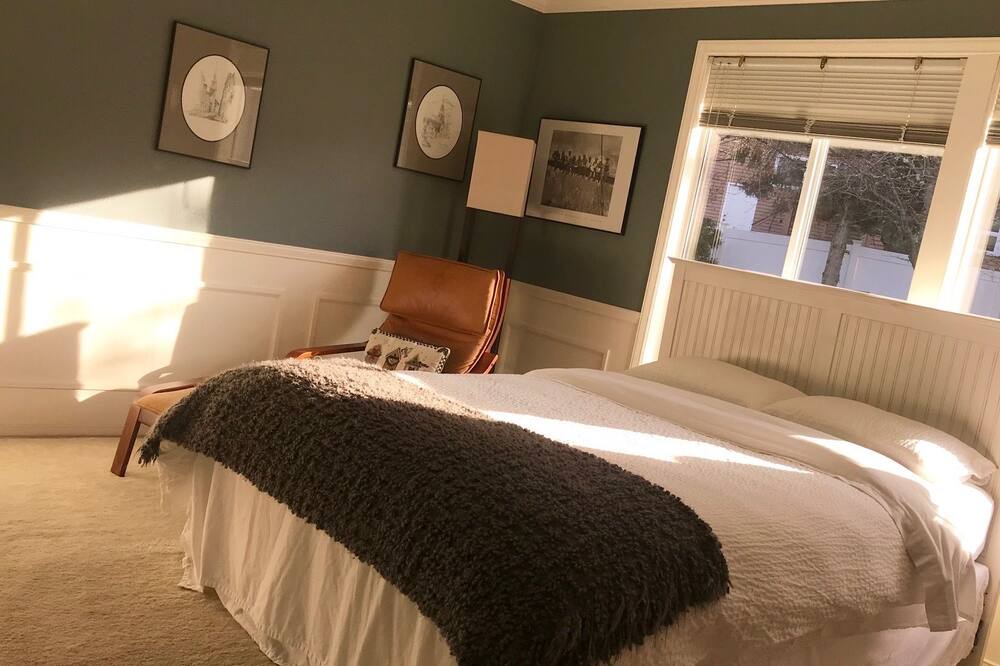 Photo of Bedroom in The Bowl of Edmonds