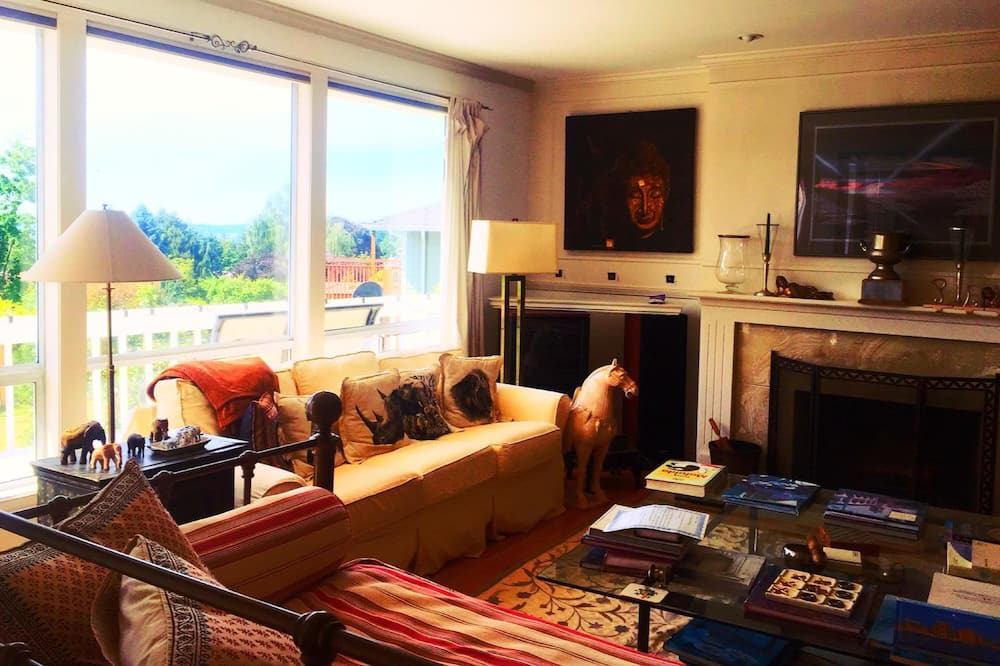 Photo of Livingroom in The Bowl of Edmonds