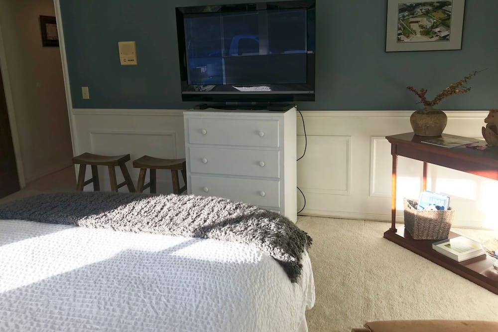 Photo of Bedroom in The Bowl of Edmonds