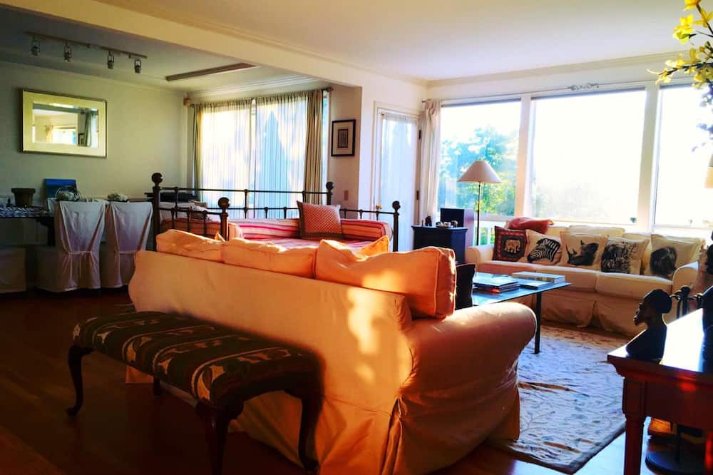 Photo of Livingroom in The Bowl of Edmonds