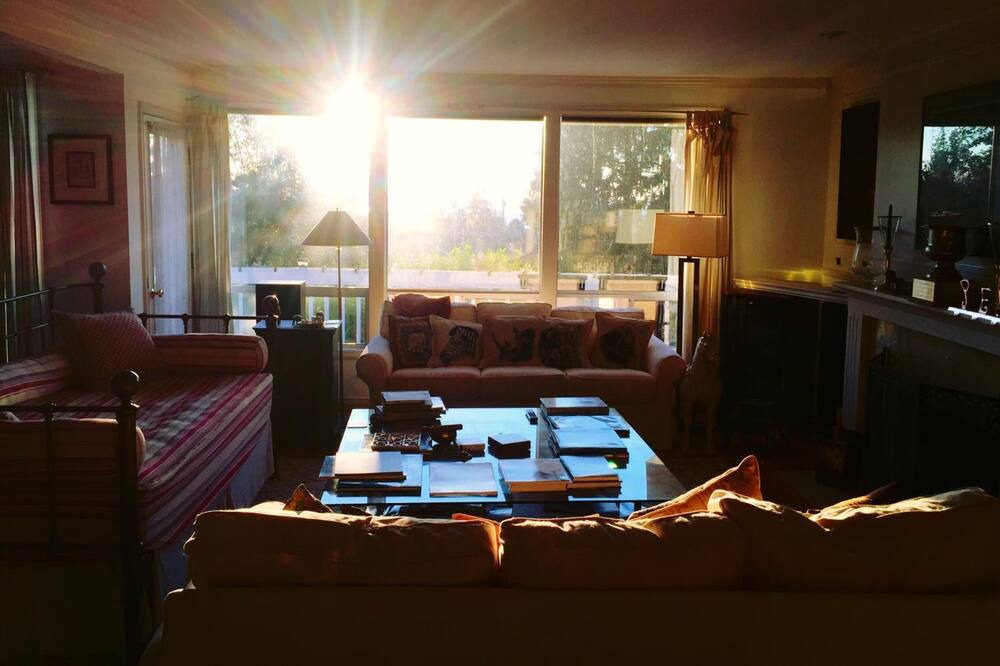 Photo of Livingroom in The Bowl of Edmonds