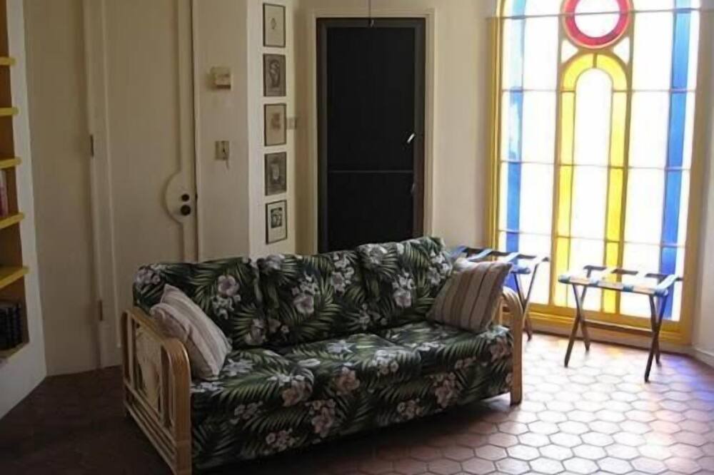 Photo of Livingroom in Long Beach Estates