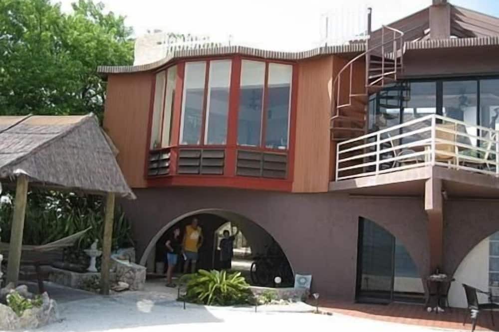 Photo of Outdoor in Long Beach Estates