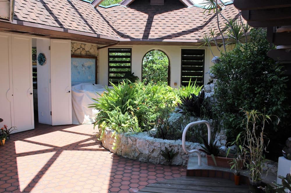 Photo of Outdoor in Long Beach Estates
