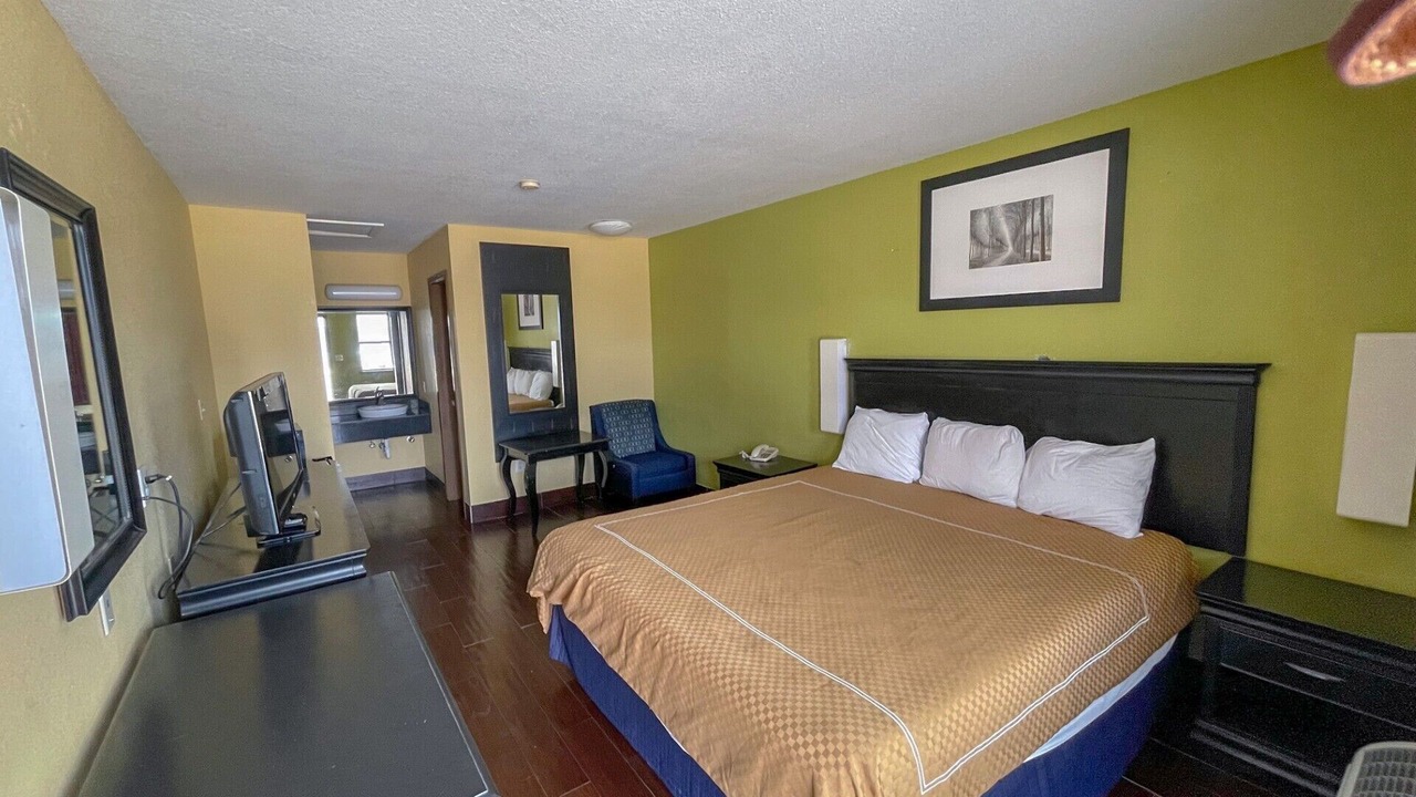 Photo of Bedroom in Central City