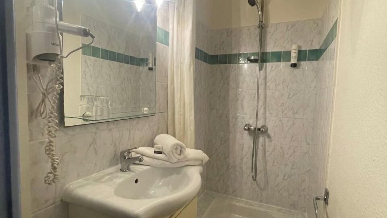 Photo of Bathroom in Lunel