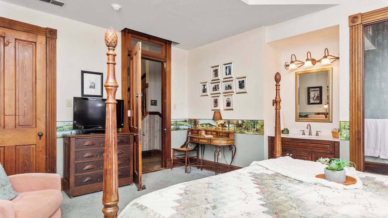 Photo of Bedroom in Maysville