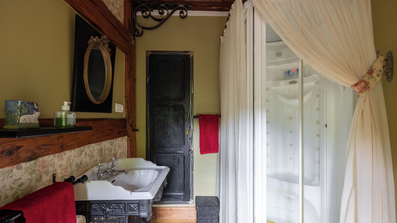 Photo of Bathroom in Taintrux