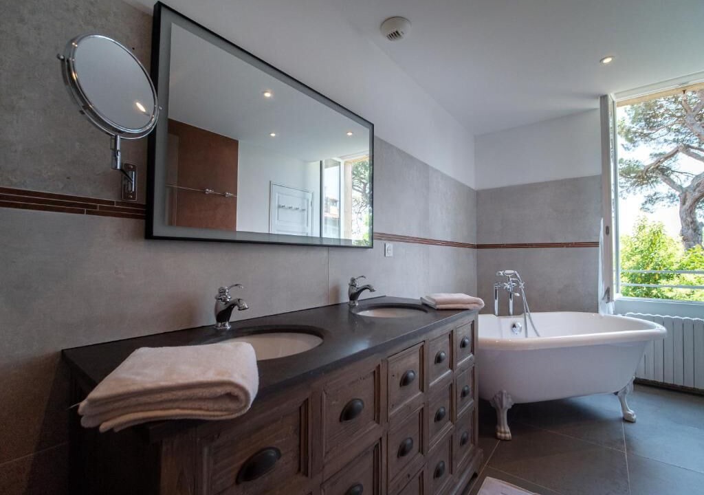 Photo of Bathroom in Mirepoix