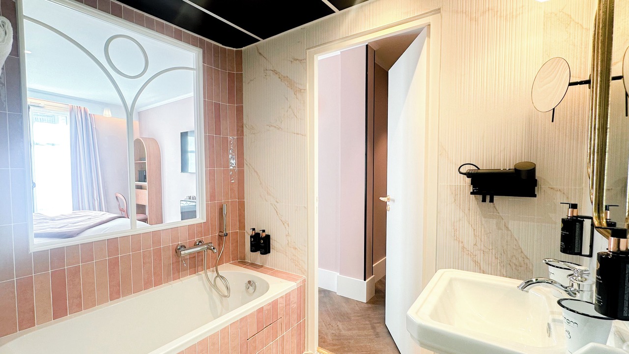 Photo of Bathroom in Quartier des Grandes-Carrieres