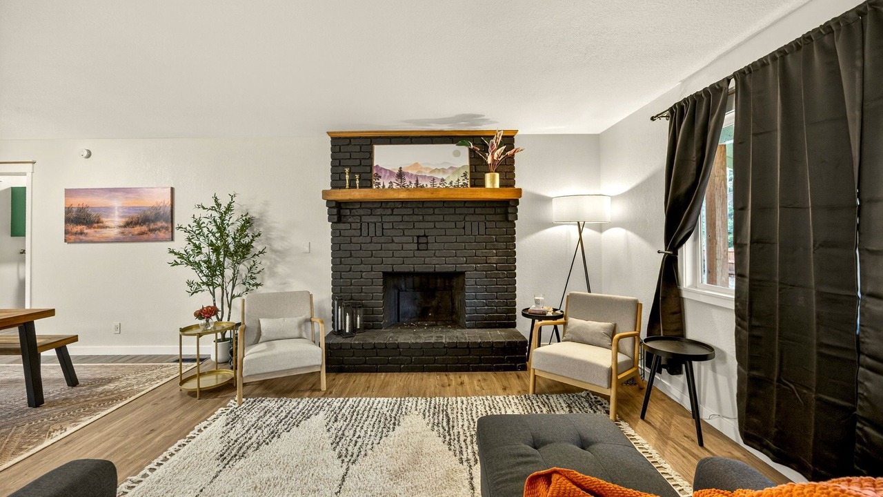 Photo of Livingroom in Cave Junction