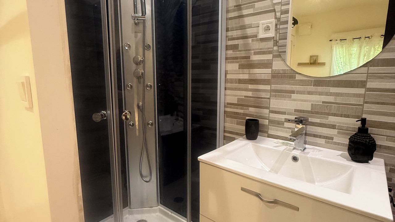 Photo of Bathroom in Malay-le-Petit