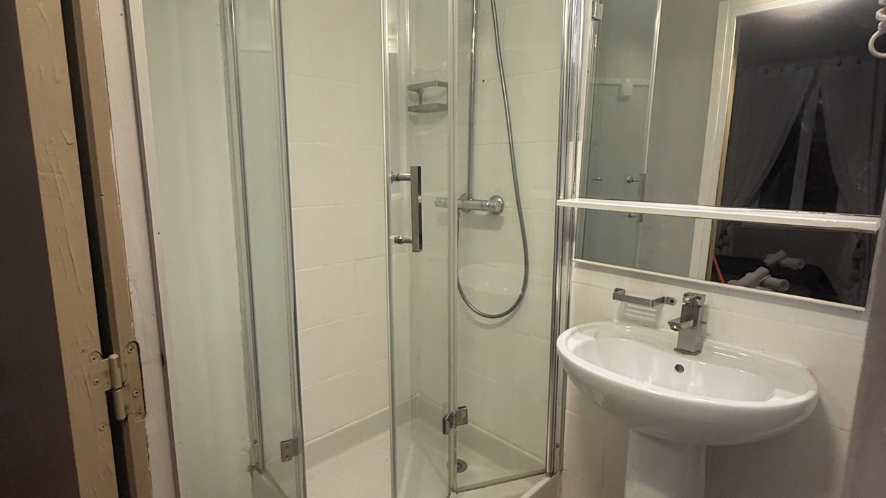 Photo of Bathroom in Malay-le-Petit