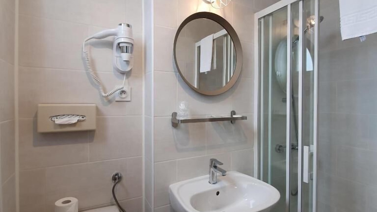 Photo of Bathroom in Saint-Hilaire-Saint-Florent